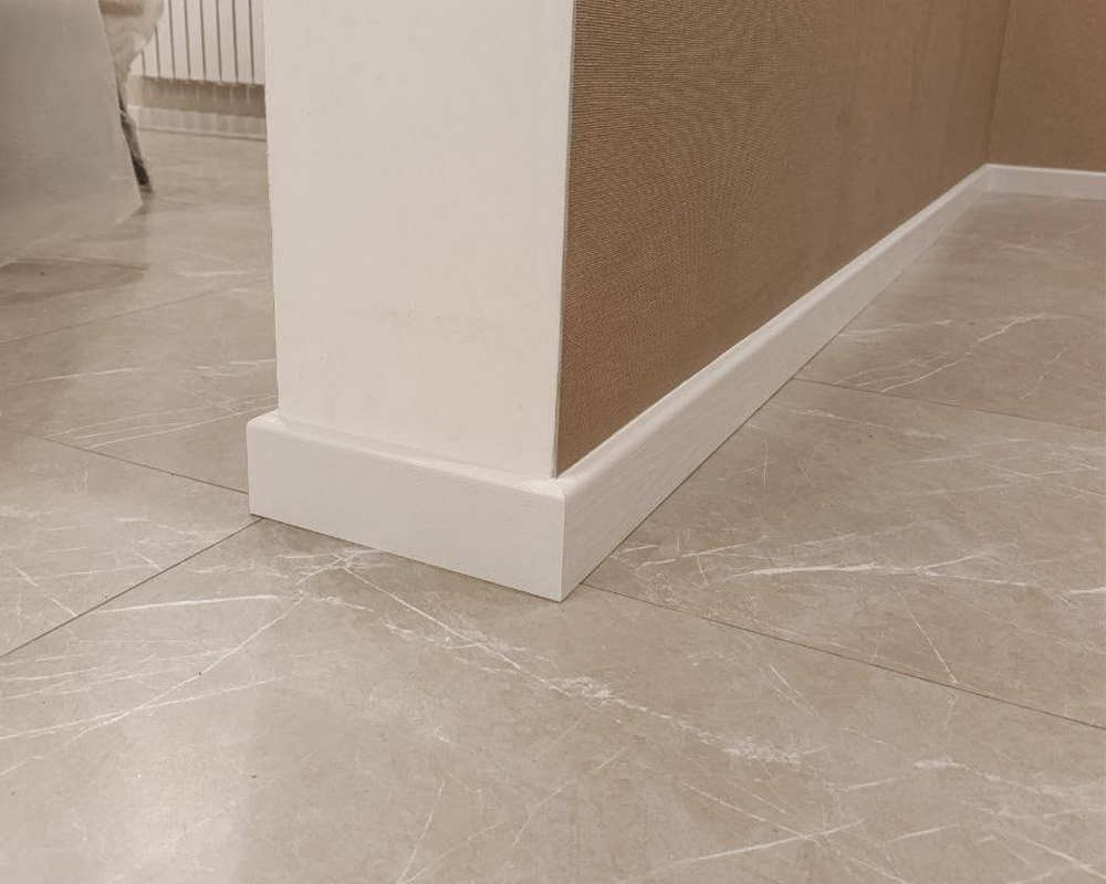 Плинтус кедр Стоунвуд. 80A 80мм 2,35м Белый