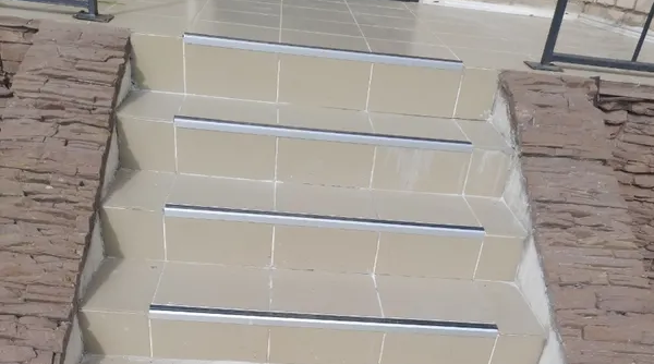 Порог угловой ПУ 70.900.01л Серебро