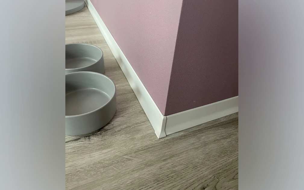 Алюминиевый плинтус AKBD100-SW 2,5м Муар белый