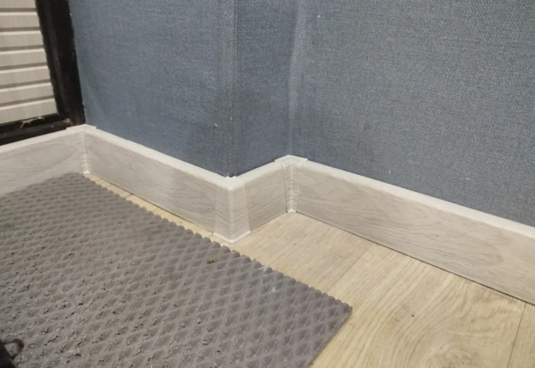 Плинтус ПВХ Cezar матовый с мягким краем HI-LINE PRESTIGE 285 Платан малибу