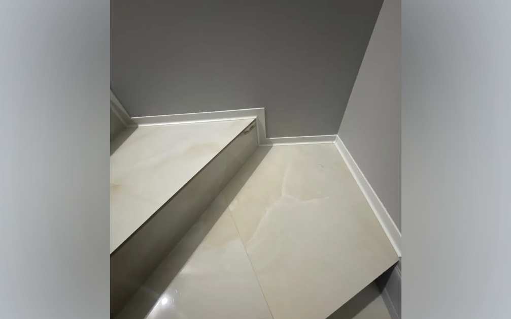 Алюминиевый плинтус AKBD40-SW 2,5м Муар белый