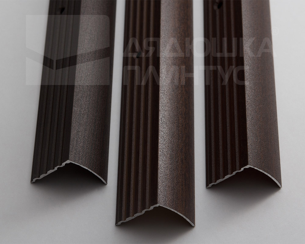 Порог угловой ПУ 04.900.15 Черный