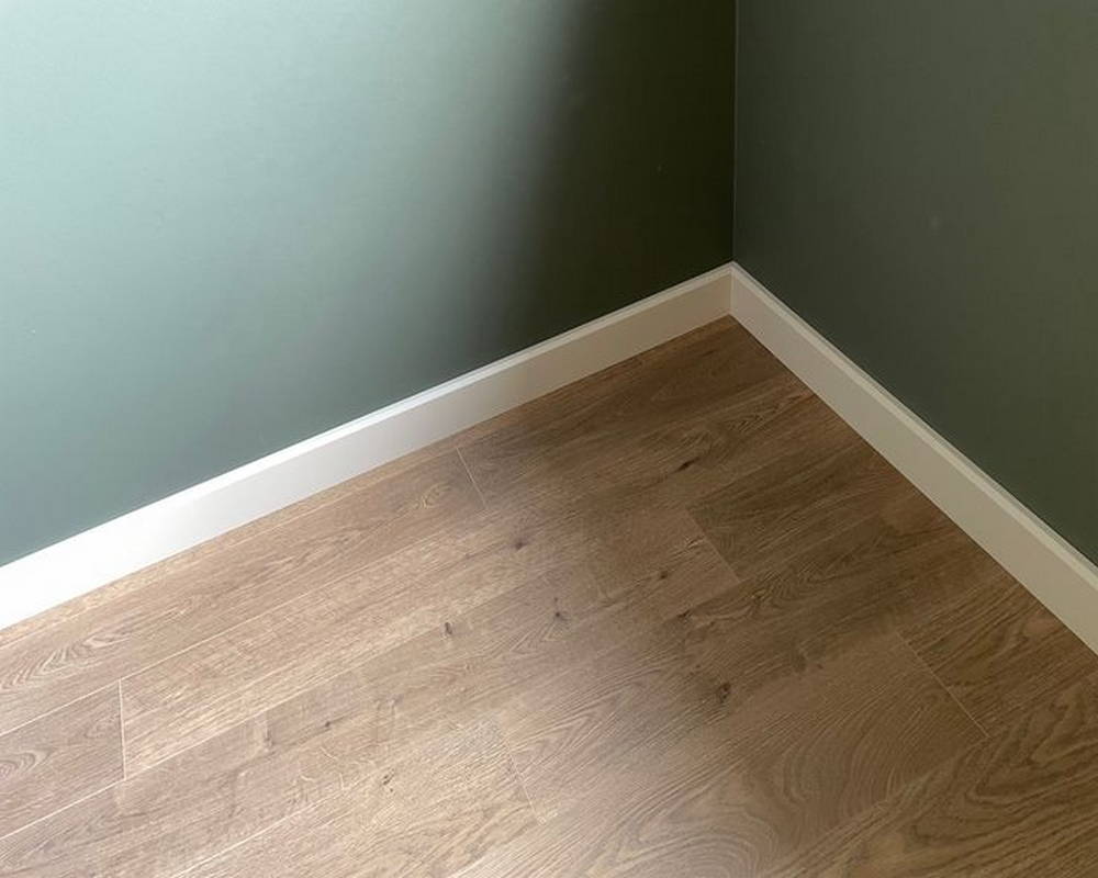 Плинтус ПОЛИСТИРОЛ HI WOOD B70V1 70мм х 12мм х 2,0м. Окраска включена в стоимость