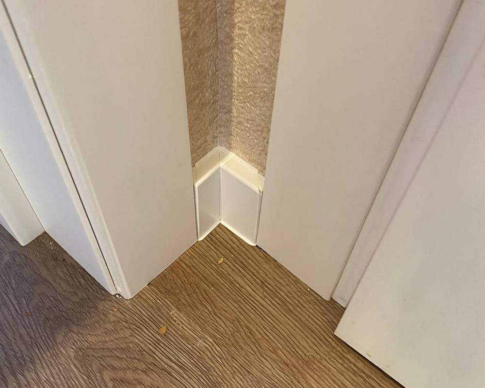 Плинтус ХДФ Dollken Cubu Flex Life 80мм х 2,5 м 1005 Белый RAL 9003