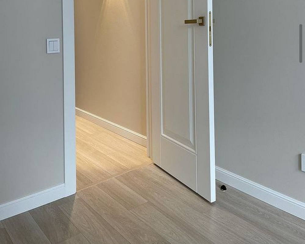 Плинтус из полистирола высокой плотности Волшебная палочка MSPOL 202 80*12*2000 мм Белый под покраску