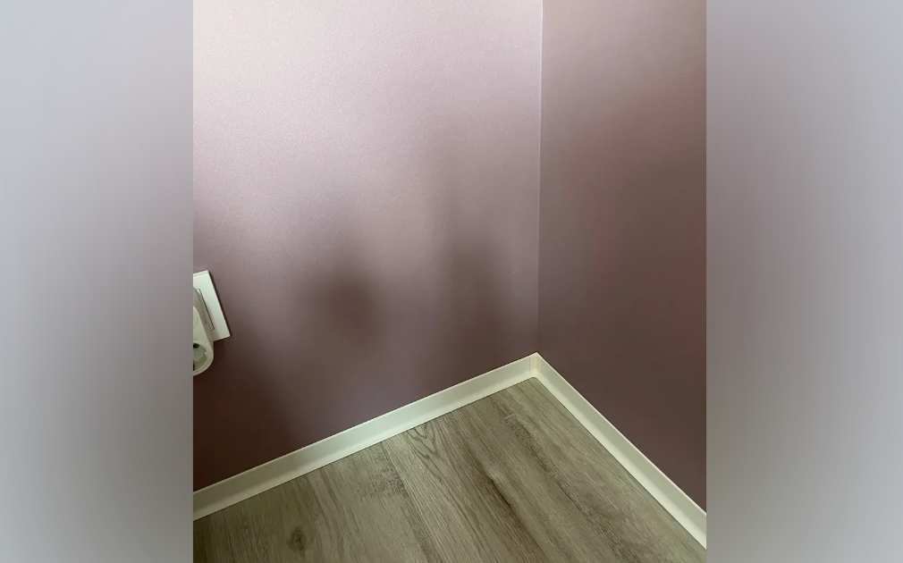 Алюминиевый плинтус AKBD80-SW 2,5м Муар белый