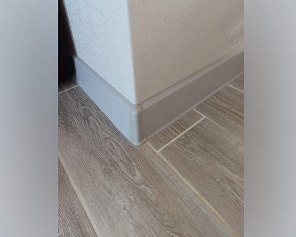 Плинтус ПВХ MAGIC STIСK 77мм 2,2 м MS05 Бетон