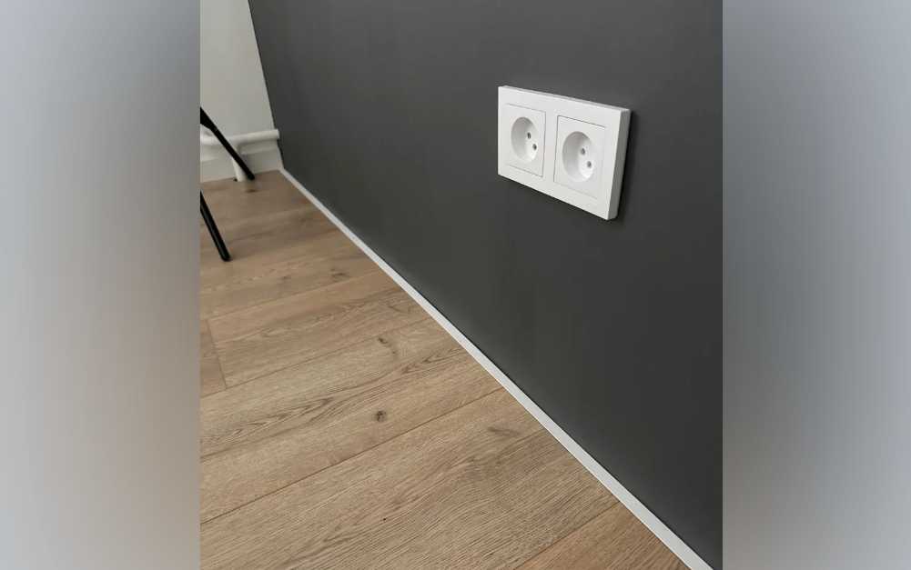 Микроплинтус AL16X5-001 16х6х2000мм Без покрытия