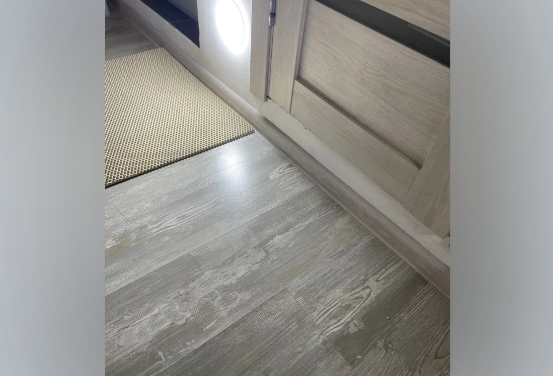 Плинтус ПВХ Идеал Классик 70мм 2,2м 253 Ясень серый