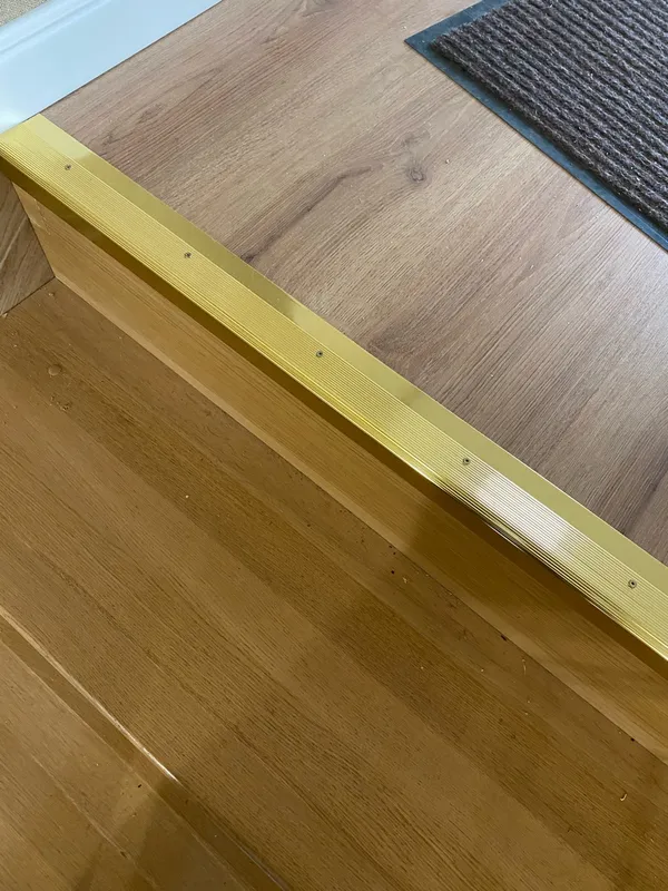 Порог угловой ПУ 02.2700.052 0,9 м Ель дымчатая