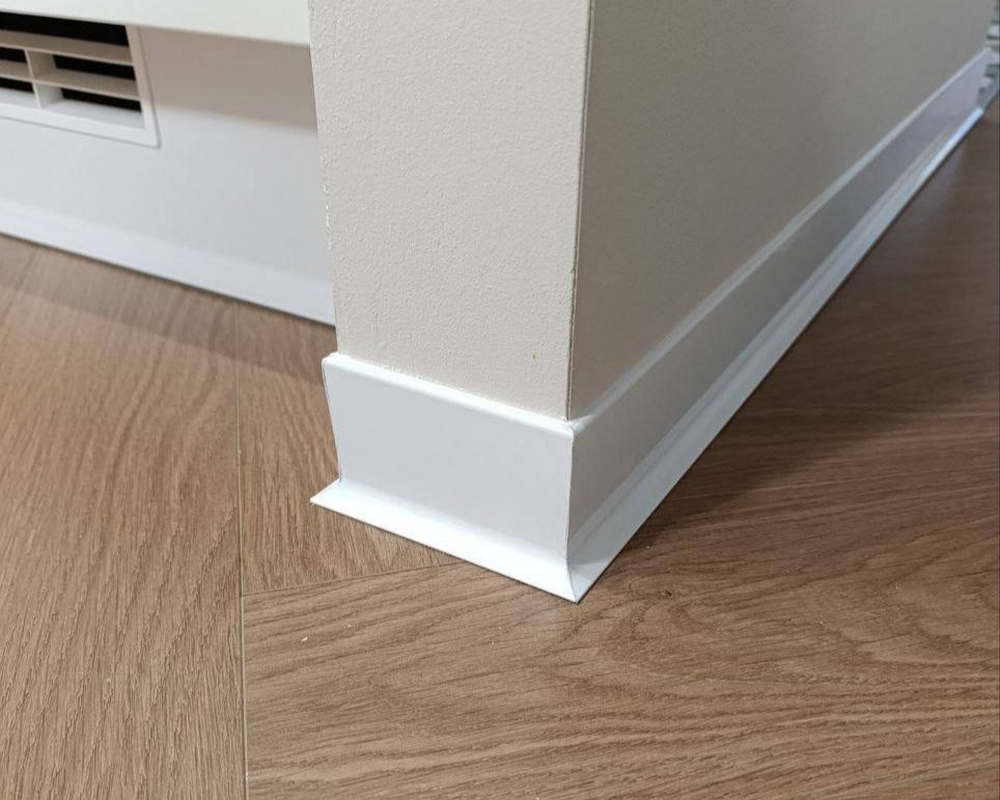 Алюминиевый плинтус AKBD60-SW 2,5м Муар белый