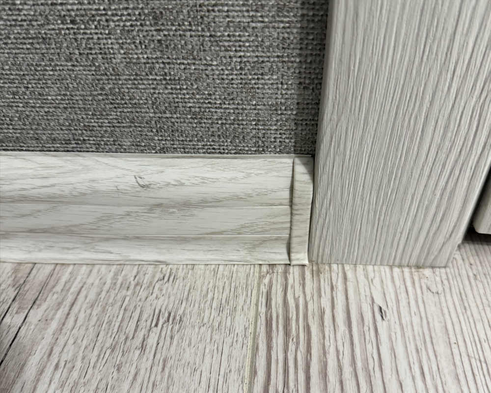 Плинтус ПВХ Идеал Классик 70мм 2,2м 230 Дуб айсберг